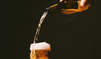 Cerveja em lata e garrafa