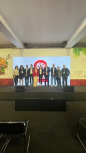 Palestrantes e parte do público reunidos